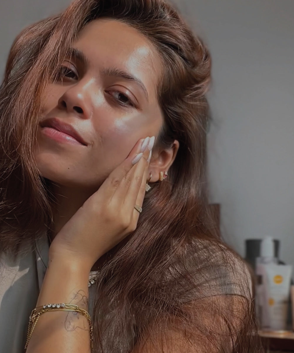 A woman’s face with no white tint after applying sunscreen