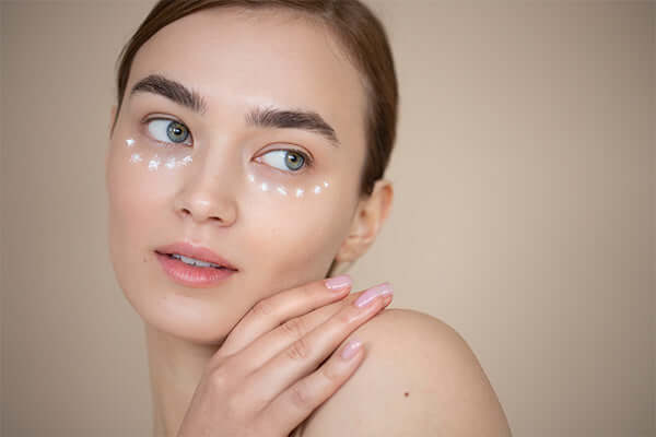 benefits of using under-eye cream for preventing signs of aging